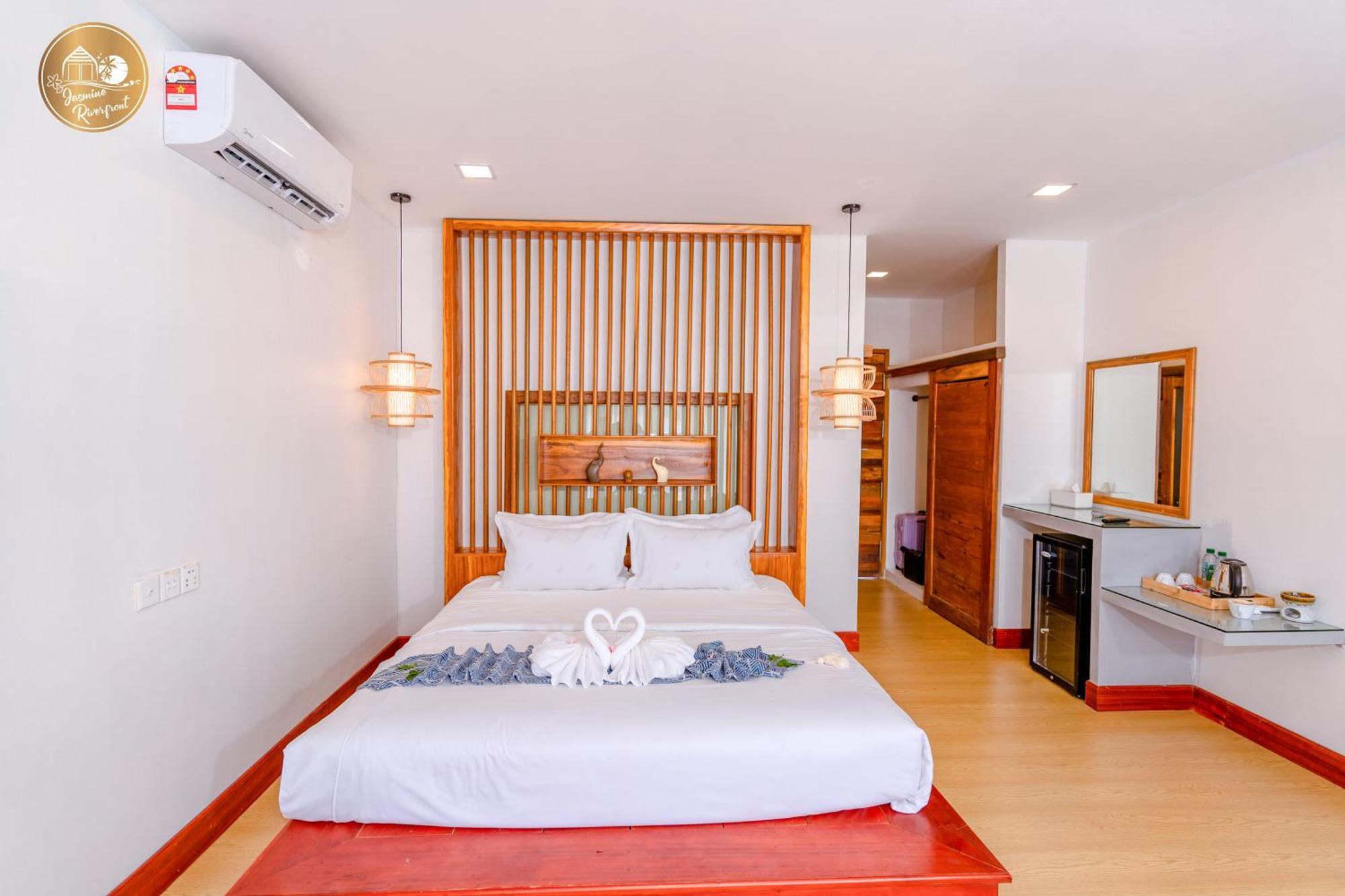 Jasmine River Front Hotel Kampot Exterior photo